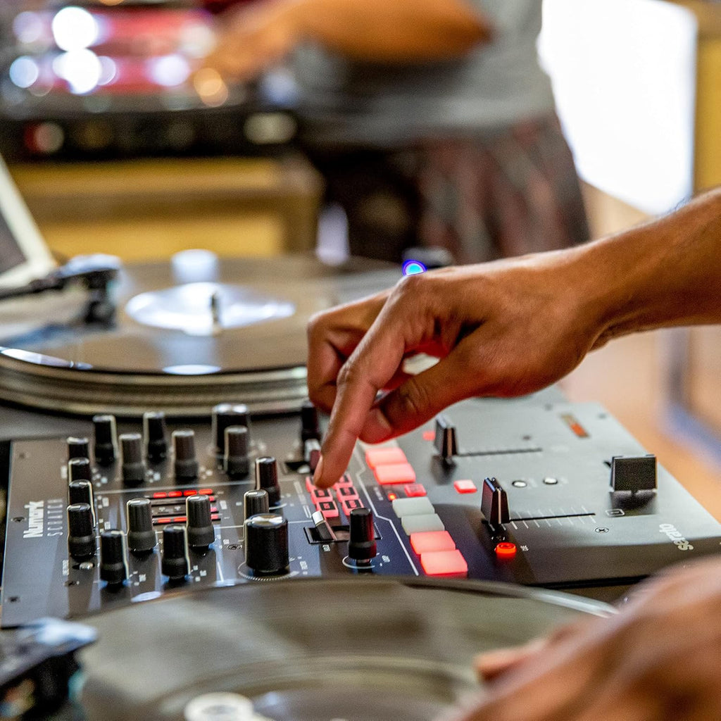 Numark Scratch - Zweikanal DJ Scratch Mixer mit Serato DJ Pro, Innofader Crossfader, DVS-Lizenz, 6 Direktzugriffseffektwählern und Performance Pads